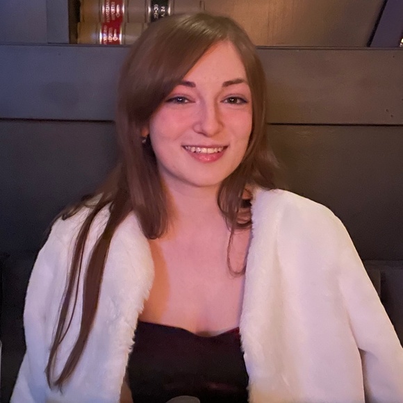 Meet your Posher, Hannah - Picture 1 of 1